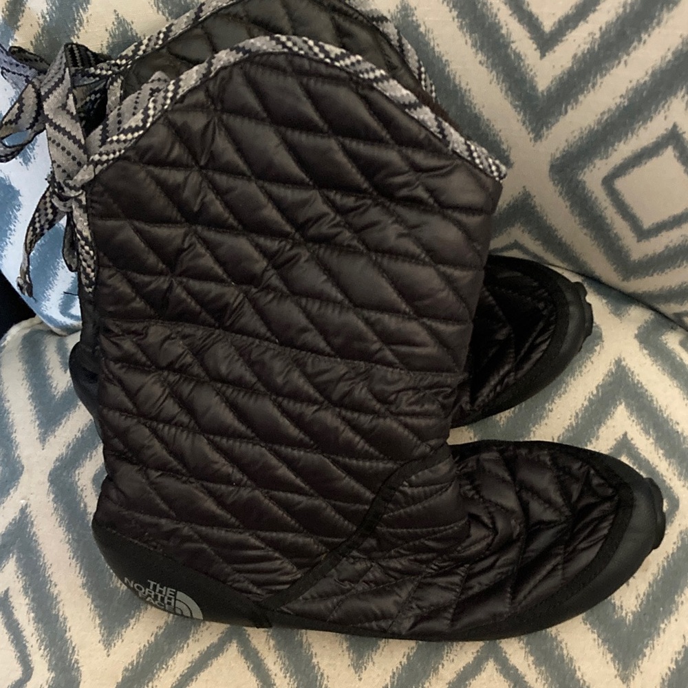The North Face Black Quilted Slippers 9 🌸